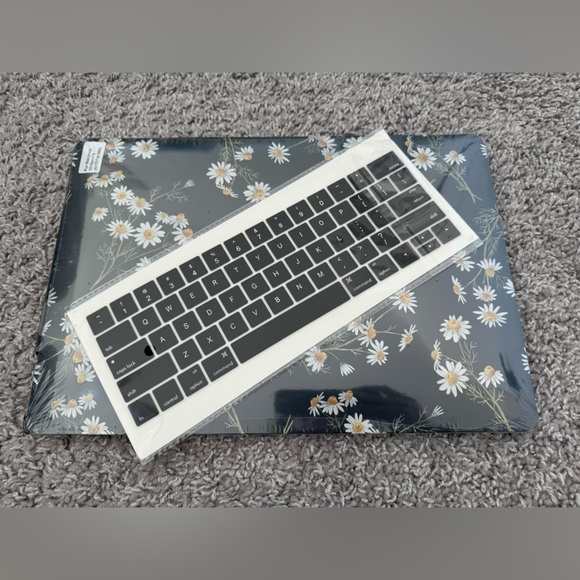 NWT MacBook Pro 15” Daisy Computer Case with keyboard cover - Picture 3 of 4